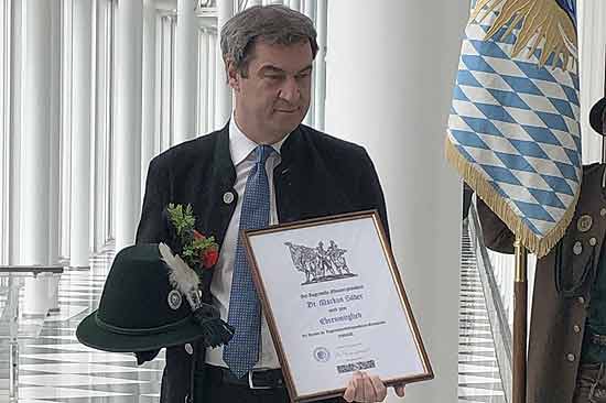 Ministerpräsident Dr. Markus Söder mit Schützenhut und Urkunde des Bund der Bayerischen Gebirgsschützen-Kompanien (©Foto; Martin Schmitz)